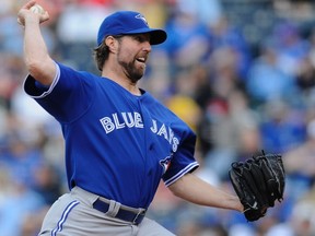 Toronto Blue Jays starting pitcher R.A. Dickey delivers a first inning pitch against the Kansas City Royals during their MLB American League baseball game in Kansas City, Missouri April 13, 2013. (REUTERS)