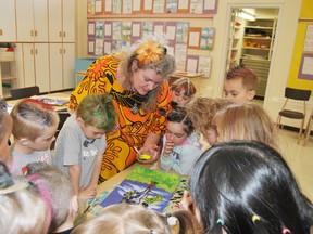 Jacquie Paul shows the students in Leanna Hagman’s Grade 1 class how to properly ‘load up’ their paint brushes with colour so they can add flowers and leaves to their paintings.
Barry Kerton | Mayerthorpe Freelancer