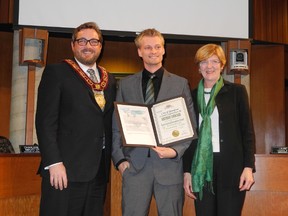 HUGO RODRIGUES, The Expositor


Reuben DeBoer accepts his 2013 Brantford Environmental Recognition Award for youth leadership from Mayor Chris Friel and Ward 5 Coun. Marguerite Ceschi-Smith.
