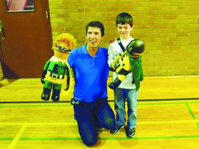 Performer Kyle Dine shows his puppets to Sean Styles, 7, who raised money to bring Dine to Linklater Elementary School.
Wayne Lowrie/Gananoque Reporter