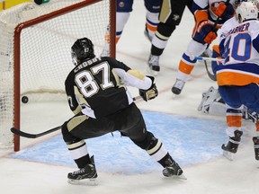 Pittsburgh Penguins captain Sidney Crosby (87) scores against the New York Islanders during NHL playoff action in Pittsburgh May 3, 2013. (REUTERS/David DeNoma)