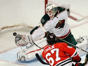 Chicago Blackhawks forward Michael Frolik scores on Minnesota Wild goalie Josh Harding during their NHL Western Conference quarterfinal series in Chicago, May 3, 2013. (REUTERS/Jim Young)