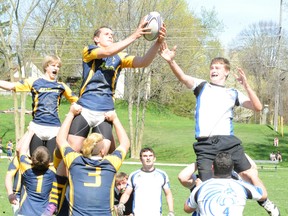 MONTE SONNENBERG Simcoe Reformer
Brian Turner of the Delhi Raiders snares the ball on this throw-in Friday in a rugby match against the Simcoe Sabres. The visitors from Delhi had a strong afternoon, coming away with a 29-0 victory. Grasping at the ball at right is Simcoe's Will Wormald.