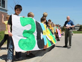 The students of Cobblestone Elementary School and principal Marti Dreyer welcome Fred Fox, Terry's brother, on Thursday, May 2 to the school. MICHAEL PEELING/The Paris Star
