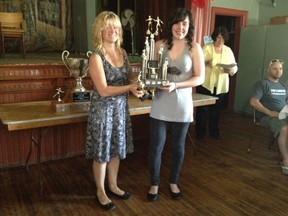 Coach Anne-Maria Gionet presented Mireille Gauthier with the Hamden Family Trophy.   Mireille was chosen as the Most Dedicated Intermediate/Senior Skater this season.