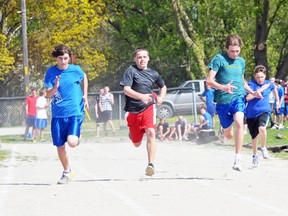 EDDIE CHAU Simcoe Reformer
Patrick Leclerc, Tyler Takacs, Adam McConnell and Tyler Paulmert compete in the boys 100 metre midget dash Tuesday during a track and field meet Tuesday at Simcoe Composite School.