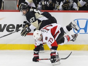 Ottawa Senators' Guillaume Latendresse misses a check on Pittsburgh Penguins' Sidney Crosby (L) during the second period of Game 2 of their NHL Eastern Conference semi-final hockey game in Pittsburgh Friday. REUTERS/Jason Cohn