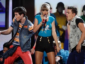 Singer Taylor Swift performs during the Billboard Music Awards at the MGM Grand Garden Arena in Las Vegas, Nevada May 19, 2013. REUTERS/Steve Marcus