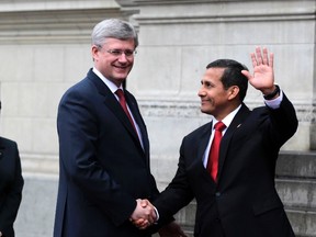 Canadian Prime Minister Stephen Harper (L) shakes hands with Peru's President Ollanta Humala upon his arrival to the government palace in Lima May 22, 2013. Prime Minister Harper is on a one day official visit to Peru.  REUTERS/Mariana Bazo