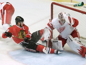 Red Wings goaltender Jimmy Howard makes a save on Blackhawks forward Jonathan Toews during Game 5 of their NHL Western Conference semifinal at the United Center in Chicago, May 25, 2013. (JOHN GRESS/Reuters)