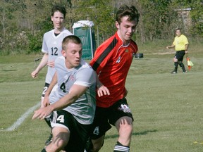 SARAH DOKTOR Simcoe Reformer
Simcoe Thunder's Kyle Slade, right, fights for the ball with a player from Tillsonburg during a recent game in Simcoe. The Thunder will return home with a game on Wednesday against Woodstock.