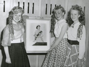 A portrait of the Queen was presented to Lansdowne School by the Viscount Alexander Chapter IODE. Students admiring the portrait were Barbara Cornell, Jeanne Hinton and Marg McGowan. (Expositor Archives)