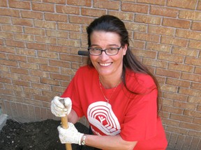 Vicky Howard, marketing co-ordinator with the United Way of Haldimand & Norfolk, helped plant a garden at St. Paul’s Court, a seniors apartment building in downtown Simcoe, on Wednesday. Employees of area Bank of Montreal branches also took part. (DANIEL R. PEARCE Simcoe Reformer)