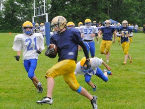 DANIEL R. PEARCE Simcoe Reformer
Tyler Butler of the Delhi Raiders is chased by Lucian Davies (21) of the McKinnon Park Blue Devils during the junior football "jamboree" held at Valley Heights on Thursday. Teams from across Haldimand-Norfolk played 35-minute mini-games against each other.