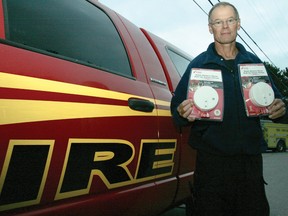 Kenora Fire Capt. Bob Stevenson on an Alarmed for Life neighbourhood canvass.
FILE PHOTO/Daily Miner and News