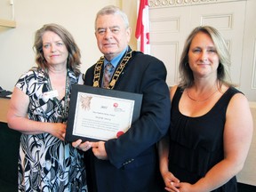 MONTE SONNENBERG Simcoe Reformer
The United Way of Haldimand-Norfolk recently gave Norfolk County a New Corporate Partner Award for implementing a payroll contribution plan for county employees. From left are Sherry Lloyd, president of the local U-W board of directors, Mayor Dennis Travale and county employee and U-W volunteer Janice Worrell.