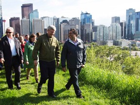 Prime Minister Stephen Harper (L) talks to Calgary mayor Naheed Nenshi after a news conference in Calgary, June 21, 2013. REUTERS/Todd Korol