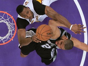 Los Angeles Lakers Dwight Howard (L) fouls San Antonio Spurs Tim Duncan during Game 4 of the quarterfinals in L.A., April 28, 2013. (Lucy Nicholson, Reuters)