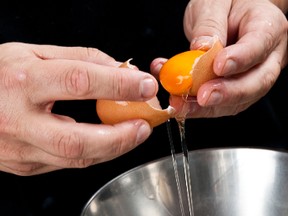 Man cooking some eggs. (Fotolia.com)