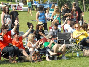 Jocelyn Turner/Daily Herald-Tribune
The crowd closest to the stage in Muskoseepi Park in Sunday for the Alberta Bound and Determined: Song for the South flood relief benefit concert got into the groove of the music, throwing their hands up in the air as bands played some country, reggae and rock n’ roll tunes.