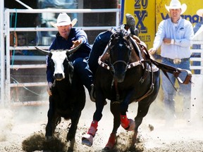 Tanner Milan prepares to tackle a steer.