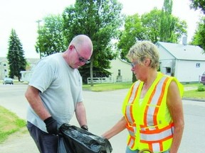 Garry Davis and Sheila Wilson pictured at a community clean-up held at Red River College last summer. The next clean up will be coming to the north end on July 22 starting at Solid Rock Ministries on 4th Ave. (FILE PHOTO)
