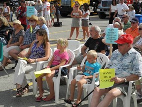 A mixed crowd of about 250 gathered to support the Thousand Islands Casino in Gananoque.
Wayne Lowrie/Gananoque Reporter