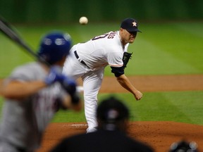 Houston Astros pitcher Bud Norris throws to Texas Rangers batter Ian Kinsler in Houston March 31, 2013. (REUTERS/Richard Carson)