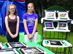 tina peplinskie tina.peplinskie@sunmedia.ca
Nicole Moore (right), 14, of Eganville displayed a collection of photographs at Centennial Park recently during the Park Art Festival of Creativity. She was joined by her friend Sophie Krueger.