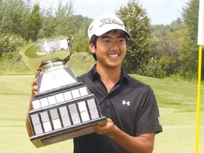 BEN LEESON The Sudbury Star
Kevin Kwon, of Pitt Meadows, B.C., celebrates with the championship trophy after winning the Canadian Junior Boys Golf Championship at Timberwolf Golf Club on Friday.