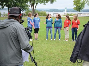 Identical twin hosts Catherine and Julie Séguin, middle, film a segment for Les Jumelles at Pembroke’s Waterfront Park with local contestants Victoria Adams, left, Danielle Hawthorn, Kate Jennings and Kaitlyn Wallace. For more community photos please visit our website photo gallery at www.thedailyobserver.ca.