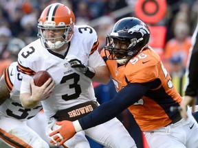 Denver Broncos' Von Miller (R) sacks Cleveland Browns quarterback Brandon Weeden (L) for a loss during their NFL football game in Denver, Colorado December 23, 2012. (REUTERS)