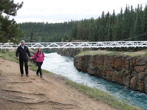 Prime Minister Stephen Harper and his wife Laureen tour Miles Canyon near Whitehorse, Yukon August 19, 2013. REUTERS/Chris Wattie