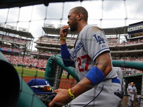 Los Angeles Dodgers outfielder Matt Kemp pops a new piece of bubble gum as he heads out to the field during the sixth inning of their MLB National League baseball game against the Washington Nationals in Washington, July 21, 2013.  (REUTERS)