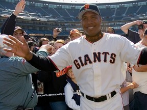 San Francisco Giants slugger Barry Bonds waves to fans in San Francisco, in this May 27, 2006 file photo. (REUTERS/Rick Wilking/Files)