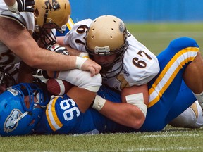 Bisons offensive lineman Geoff Gray battles a Thunderbird defender for the ball during Saturday’s 36-32 Manitoba victory over UBC in Vancouver. Richard Lam/UBC Athletics