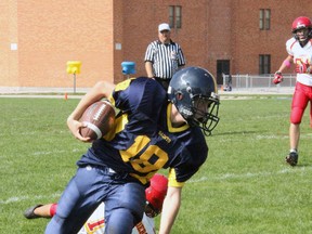 Strathroy Saints running back Max Ewart carries the ball up field versus the Saunders Sabres in London Oct. 3. Ewart had a touchdown to help his Saints register a 32-14 victory and sit atop the TVRA Central Tier II junior football standings.
JACOB ROBINSON/LONDONER/QMI AGENCY
