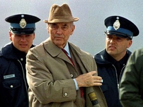 File photo of former Nazi SS Captain Erich Priebke being escorted by Argentine police as he prepares to board a flight taking him to Rome to face trial for Second World War crimes, in Buenos Aires on November 20, 1995. (REUTERS/Enrique Marcarian/Files)