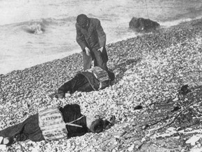 Bodies wearing life vests from the Wexford washed ashore near Goderich in November, 1913.
WIKIPEDIA PHOTO