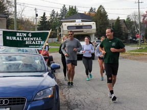 Mike Kerrigan leads a crew of supporters in a run through town celebrating the completion of the Run for Rural Mental Health. Earlier this month Kerrigan completed the 1,800km trek from Strathroy to Miramichi, N.B. in support of Search Community Mental Health Services.
JACOB ROBINSON/AGE DISPATCH/QMI AGENCY