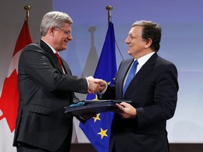 European Commission President Jose Manuel Barroso shakes hands with Canadian Prime Minister Stephen Harper after signing trade agreements at the EU Commission headquarters in Brussels October 18, 2013.   REUTERS/Francois Lenoir