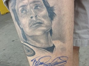 Teemu Selanne signed this fan's tribute tattoo at the Bell Centre in Montreal, Oct. 24, 2013. (ZDENEK MATEJOVSKY/Nova TV)