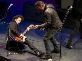 Willie Nile on stage with Bruce Springsteen (photo by Jeff Ross)