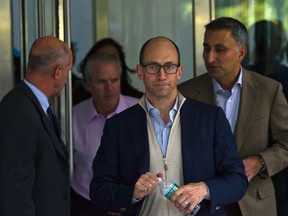 Dick Costolo (C ), chief executive of Twitter, and the company's chief financial officer Mike Gupta (R) leave JP Morgan headquarters after a meeting before the firm's IPO in New York, October 25, 2013. (REUTERS/Eduardo Munoz)
