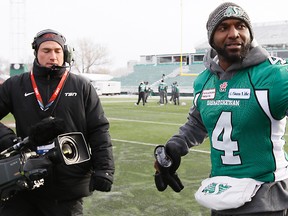 Riders QB Darian Durant gives the thumbs-up at the team’s walkthrough practice yesterday. Durant was able to partake in the fans’ festivities on Friday night. (AL CHAREST/QMI AGENCY)