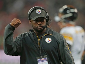 Pittsburgh Steelers coach Mike Tomlin directs his team's play during NFL action against the Minnesota Vikings at Wembley Stadium in London, September 29, 2013. (REUTERS/Eddie Keogh)