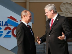 Russia's President Vladimir Putin (L) welcomes Canadian Prime Minister Stephen Harper before the first working session of the G20 Summit in Constantine Palace in Strelna near St. Petersburg, September 5, 2013.          REUTERS/Grigory Dukor