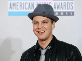 Singer Gavin DeGraw poses on arrival at the 2011 American Music Awards in Los Angeles November 20, 2011.  (REUTERS/Danny Moloshok)