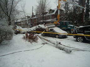 Toronto Hydro workers deal with ice storm aftermath on Dec. 25, 2013. (Garnet Fulton photo)