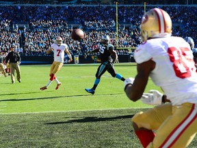 Niners quarterback Colin Kaepernick (7) throws a touchdown to tight end Vernon Davis (85) against the Panthers during second quarter action in their NFC divisional playoff game Charlotte, N.C., on Sunday, Jan. 13, 2014. (Bob Donnan/USA TODAY Sports)